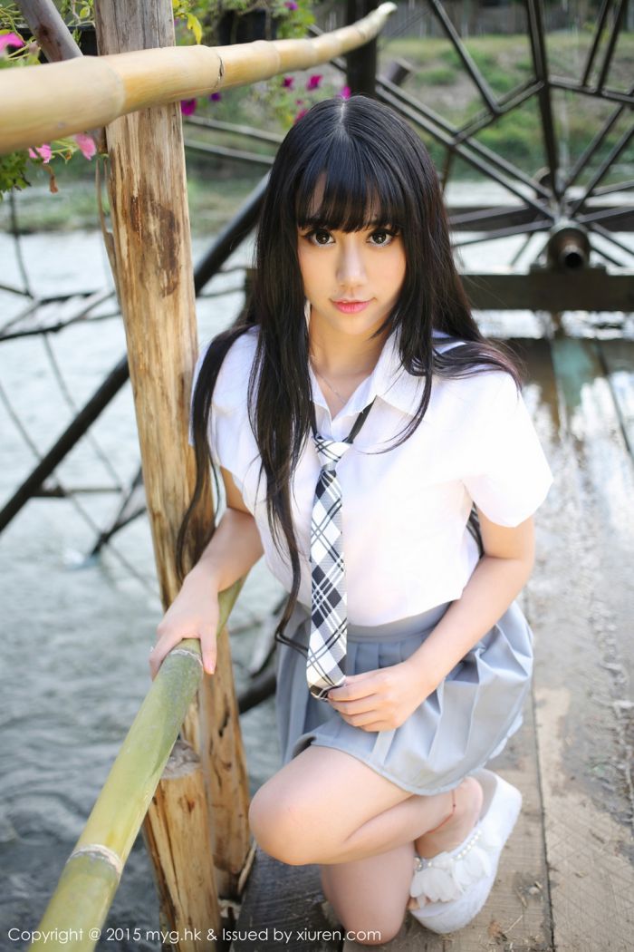 美媛馆养眼美女杨晓青儿泳池比基尼学生装制服诱惑写真