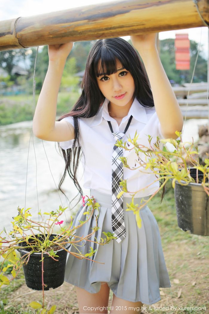 美媛馆养眼美女杨晓青儿泳池比基尼学生装制服诱惑写真