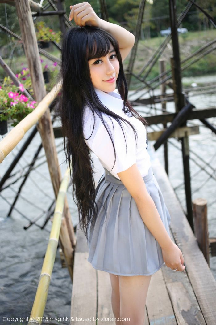 美媛馆养眼美女杨晓青儿泳池比基尼学生装制服诱惑写真