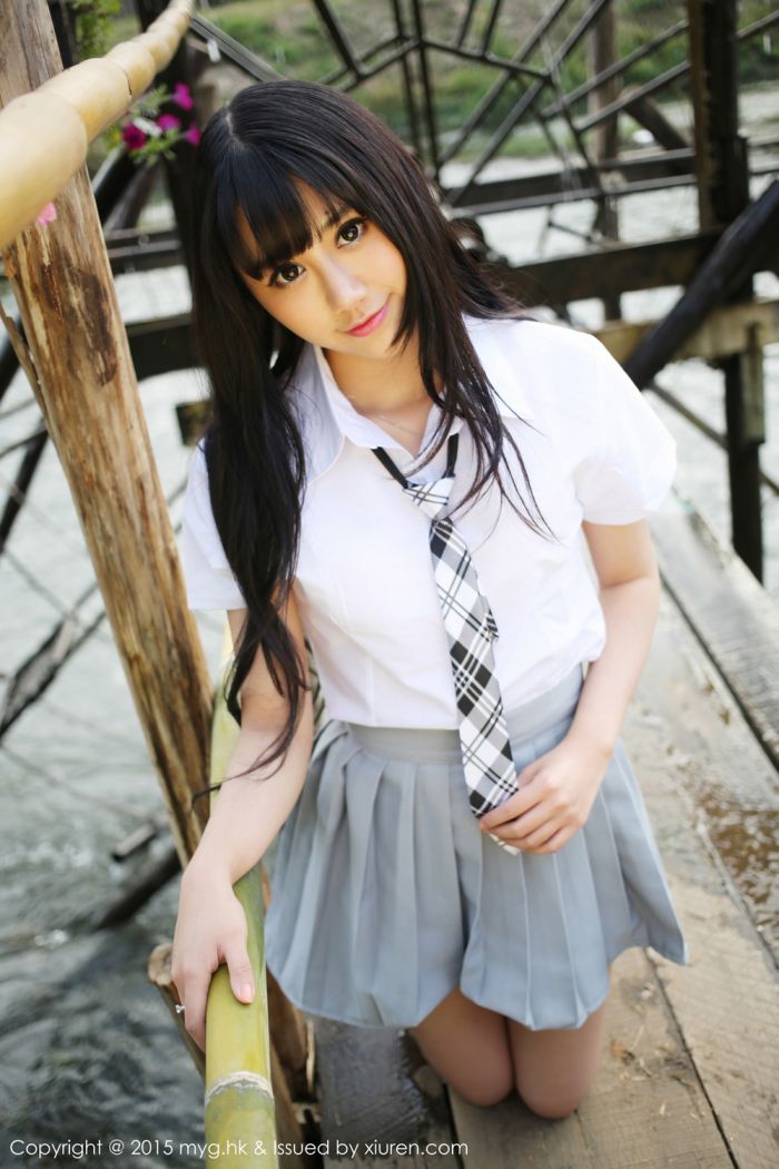 美媛馆养眼美女杨晓青儿泳池比基尼学生装制服诱惑写真