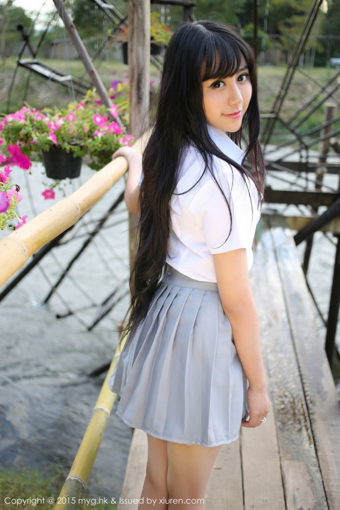 美媛馆养眼美女杨晓青儿泳池比基尼学生装制服诱惑写真