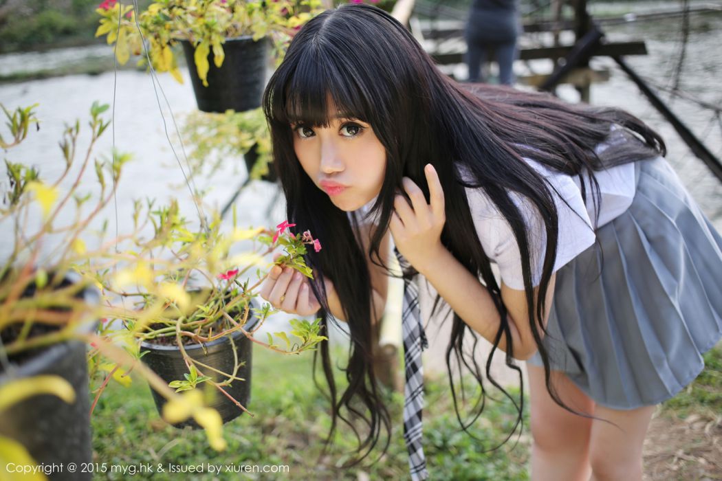 美媛馆养眼美女杨晓青儿泳池比基尼学生装制服诱惑写真