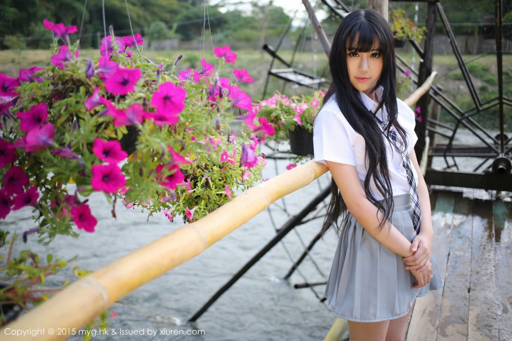 美媛馆养眼美女杨晓青儿泳池比基尼学生装制服诱惑写真