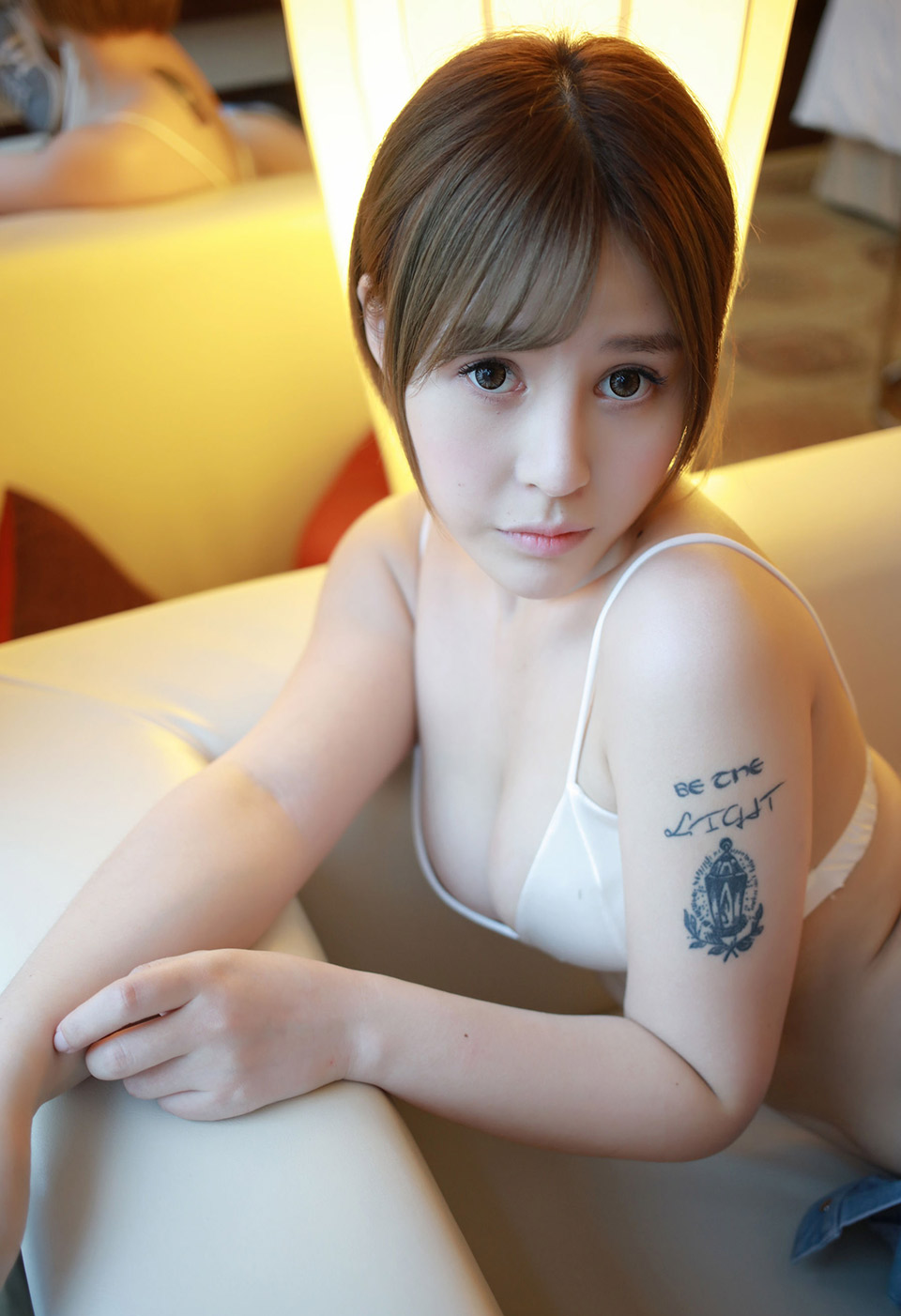 美女艾莉娇嫩欲滴女神范的性感