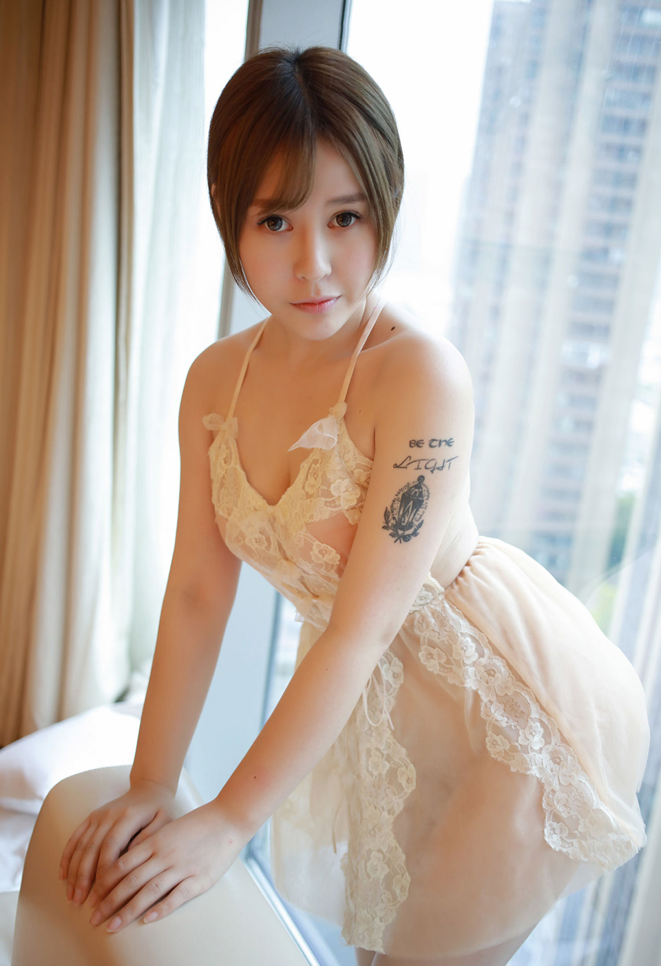 美女艾莉娇嫩欲滴女神范的性感