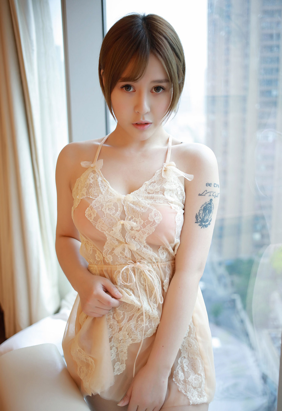 美女艾莉娇嫩欲滴女神范的性感