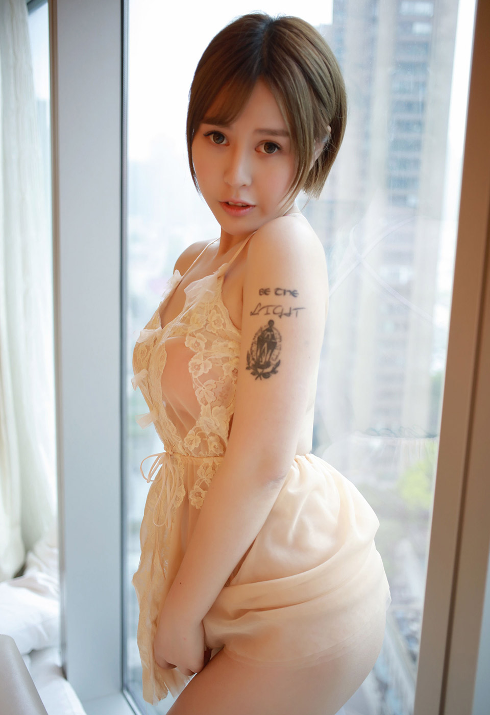 美女艾莉娇嫩欲滴女神范的性感