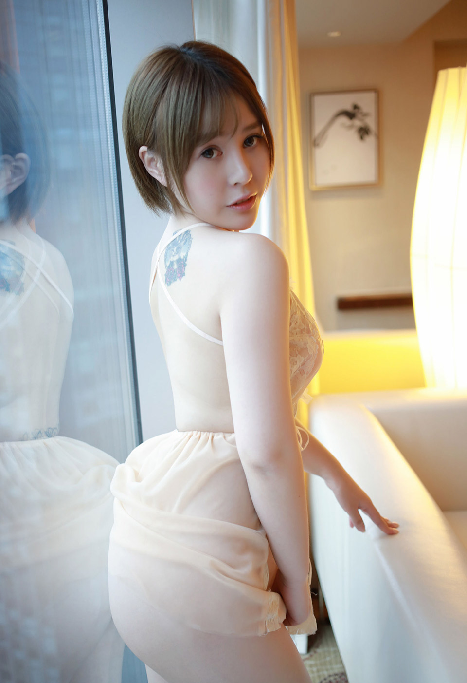 美女艾莉娇嫩欲滴女神范的性感