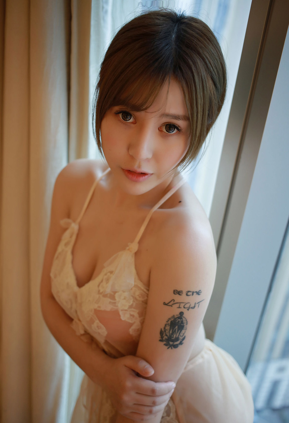 美女艾莉娇嫩欲滴女神范的性感