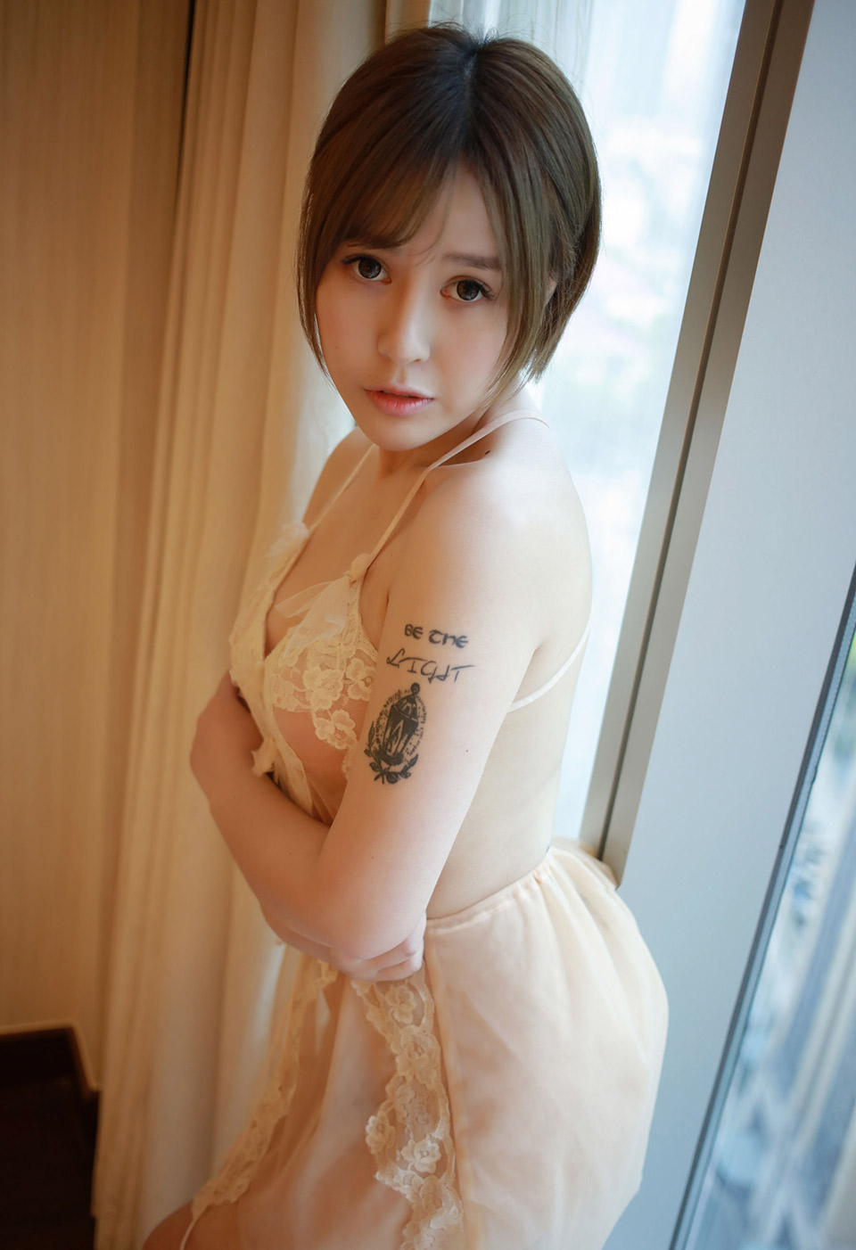 美女艾莉娇嫩欲滴女神范的性感