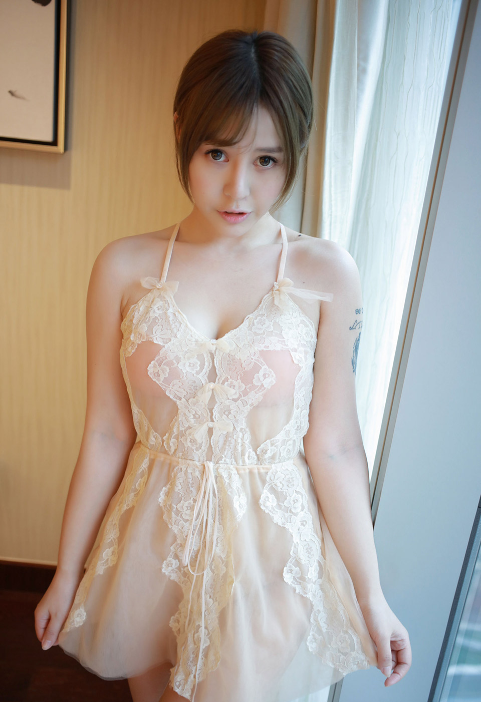 美女艾莉娇嫩欲滴女神范的性感