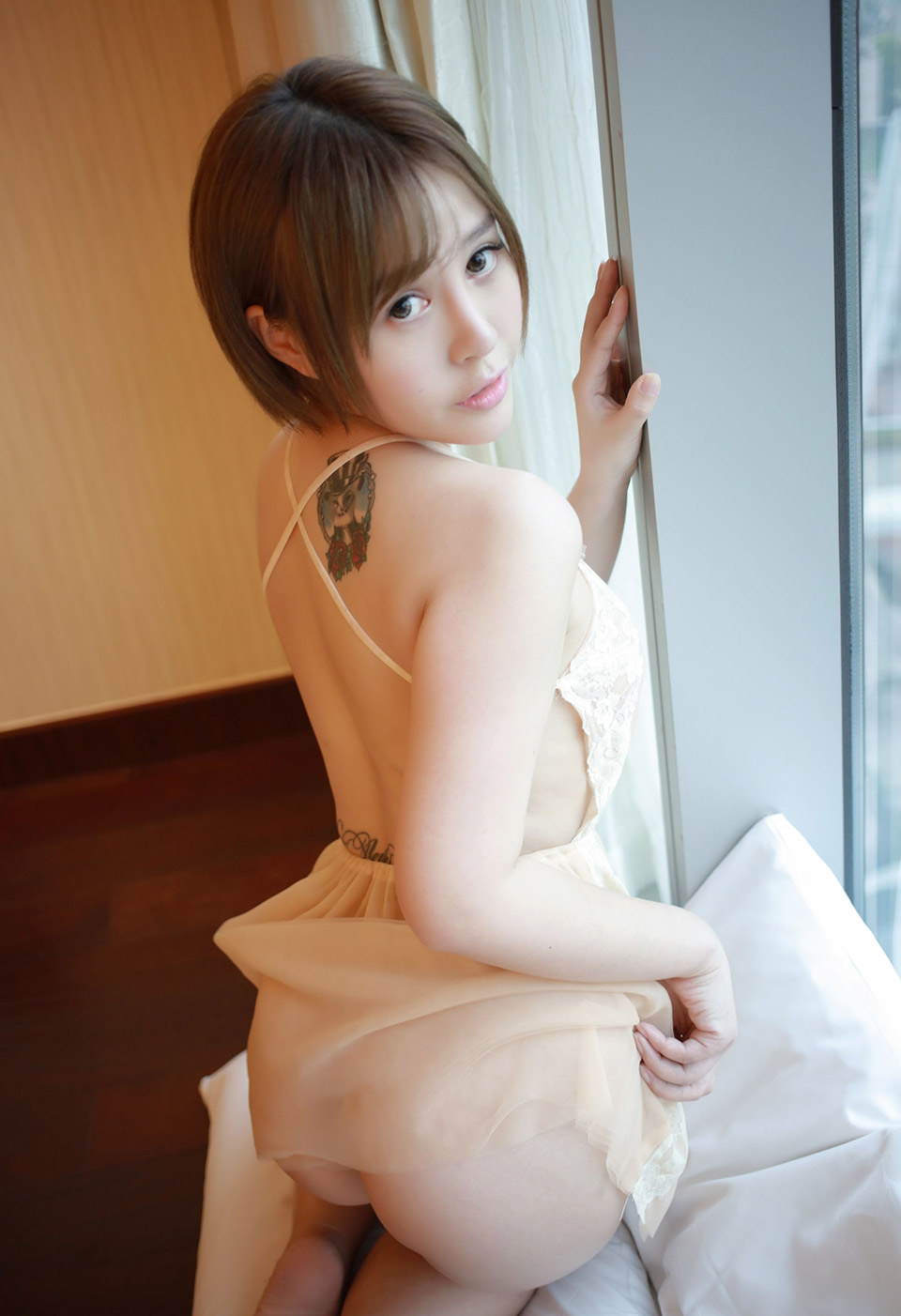 美女艾莉娇嫩欲滴女神范的性感