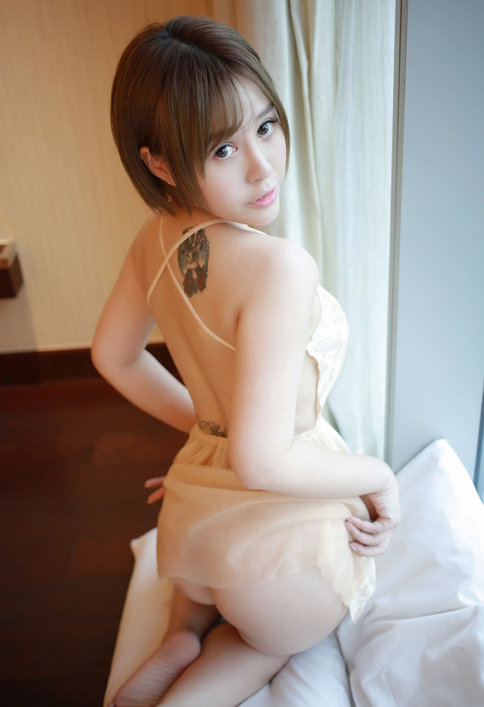 美女艾莉娇嫩欲滴女神范的性感