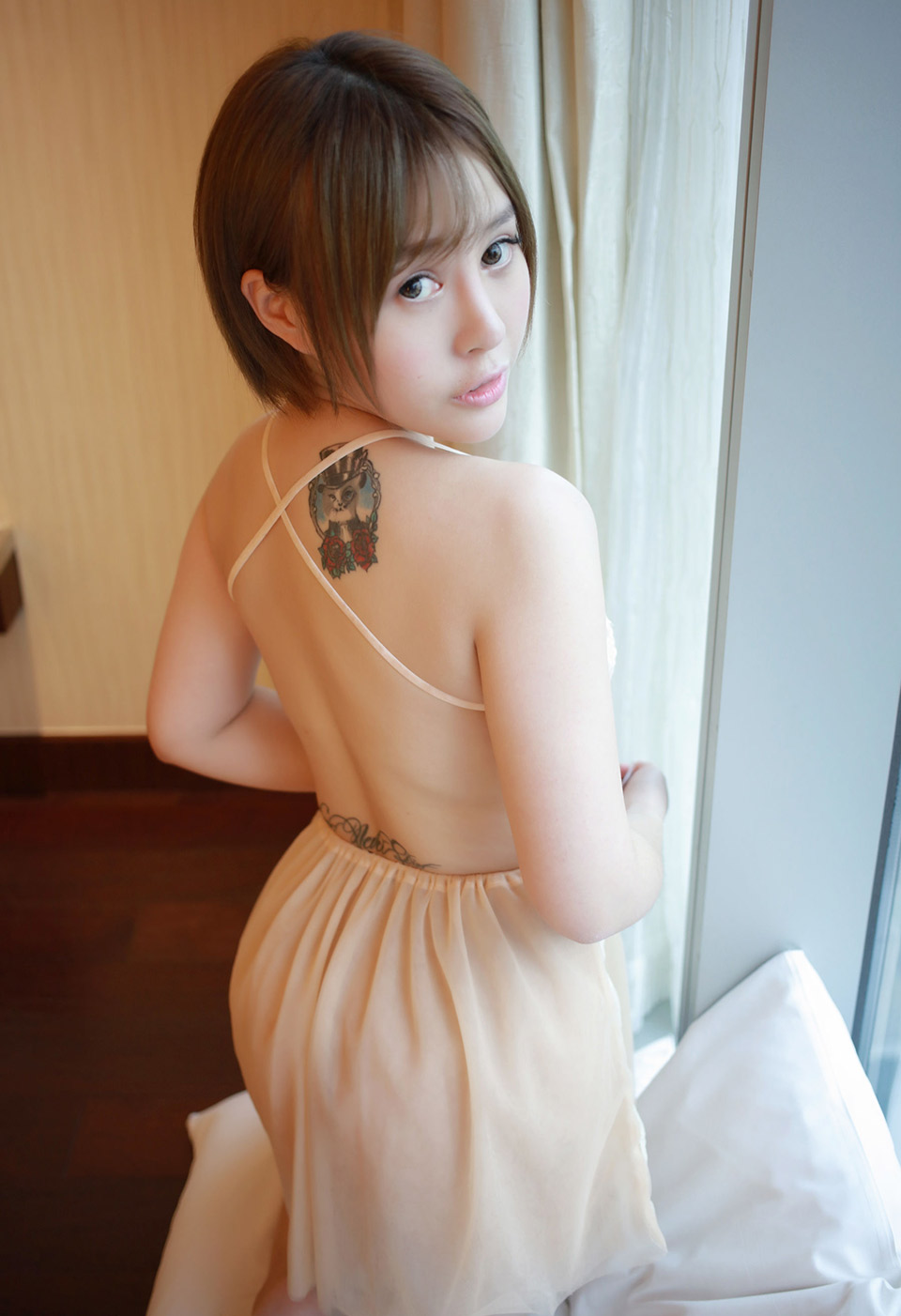 美女艾莉娇嫩欲滴女神范的性感