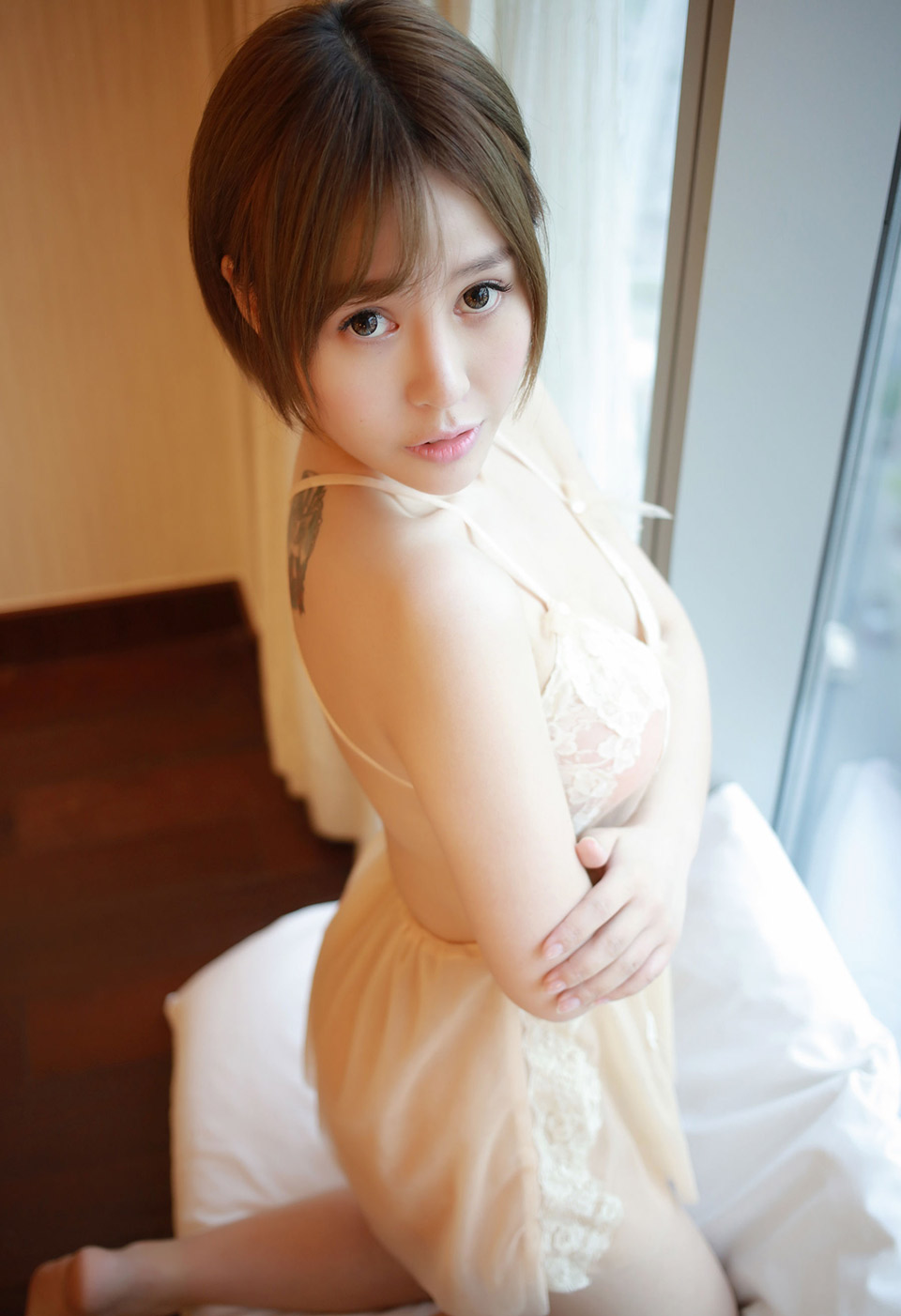 美女艾莉娇嫩欲滴女神范的性感