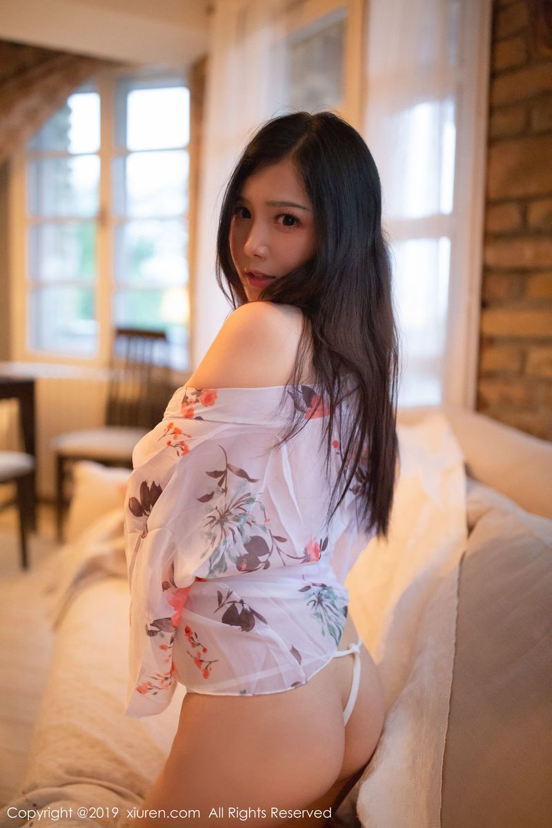 秀人网性感女神徐微微mia和服素裹低胸开襟东欧私房旅拍