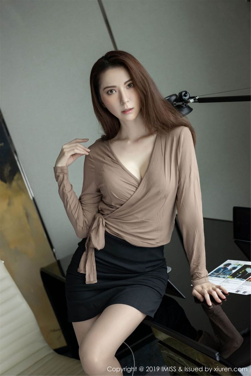 爱蜜社气质女神陈良玲carry丝袜美腿超短裙内衣诱惑性感写真