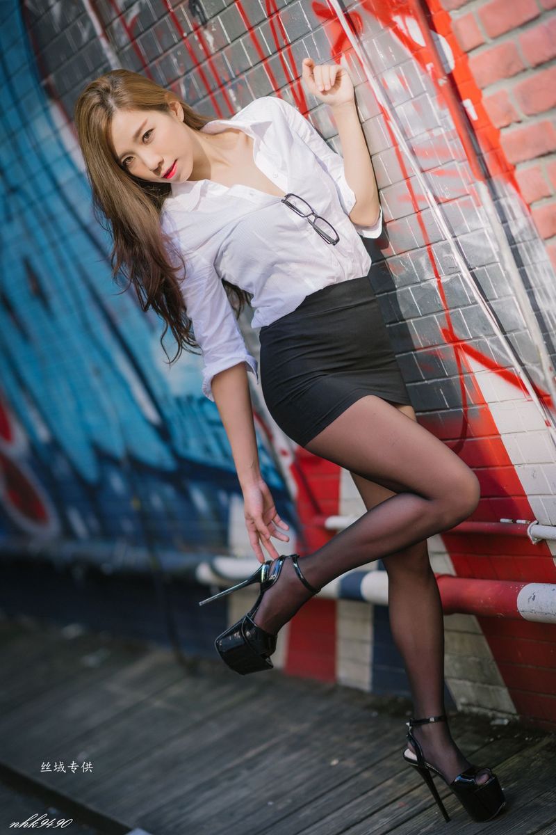 台湾性感美女张宇婷职场OL黑丝美腿蕾丝吊带长裙东区街拍