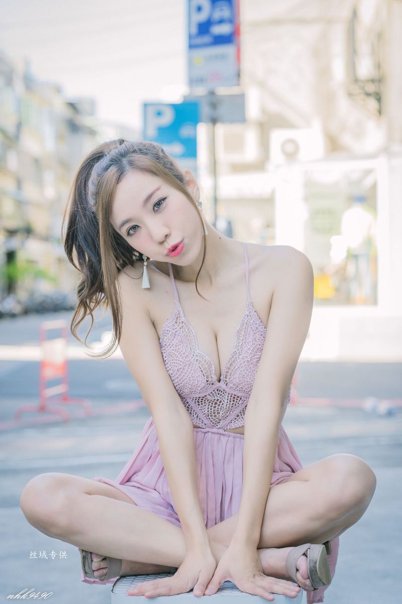 台湾性感美女张宇婷职场OL黑丝美腿蕾丝吊带长裙东区街拍