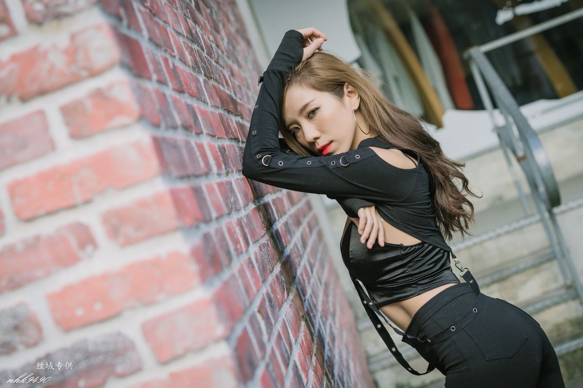 台湾性感美女张宇婷职场OL黑丝美腿蕾丝吊带长裙东区街拍