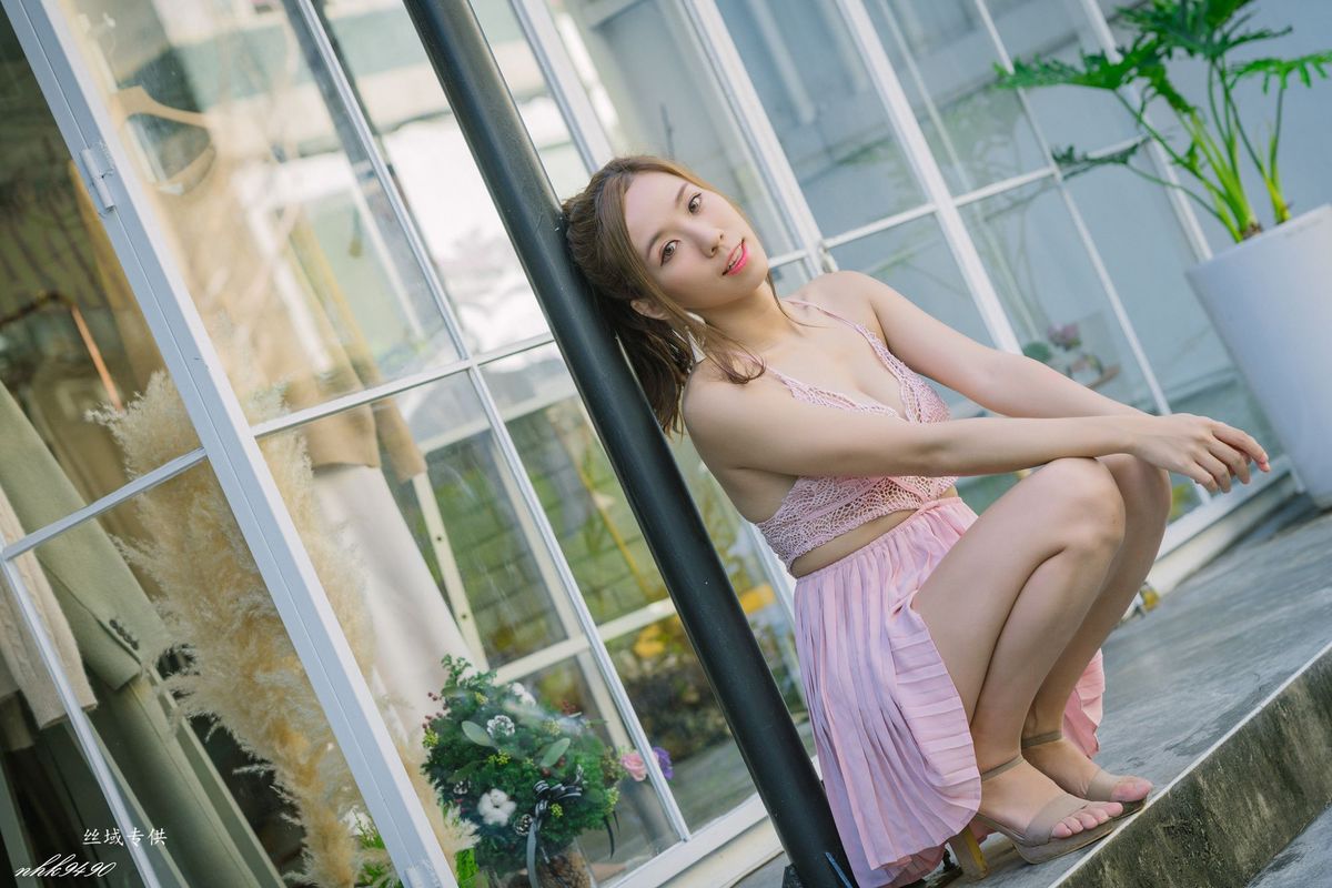 台湾性感美女张宇婷职场OL黑丝美腿蕾丝吊带长裙东区街拍