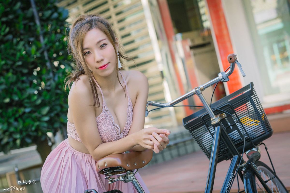 台湾性感美女张宇婷职场OL黑丝美腿蕾丝吊带长裙东区街拍