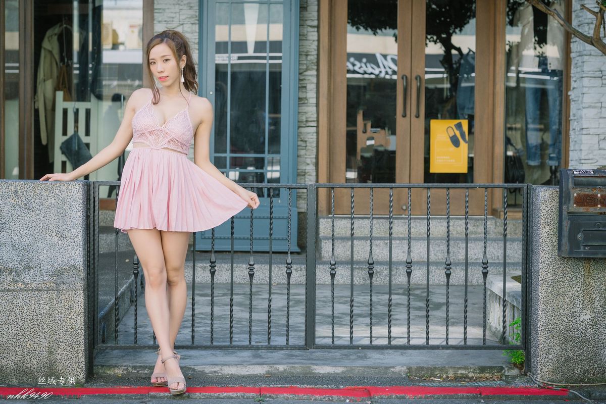 台湾性感美女张宇婷职场OL黑丝美腿蕾丝吊带长裙东区街拍