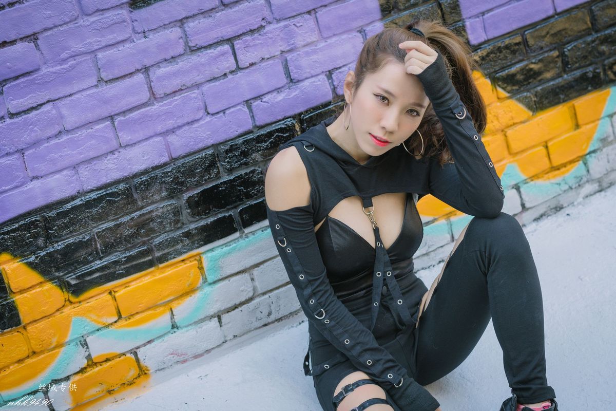 台湾性感美女张宇婷职场OL黑丝美腿蕾丝吊带长裙东区街拍