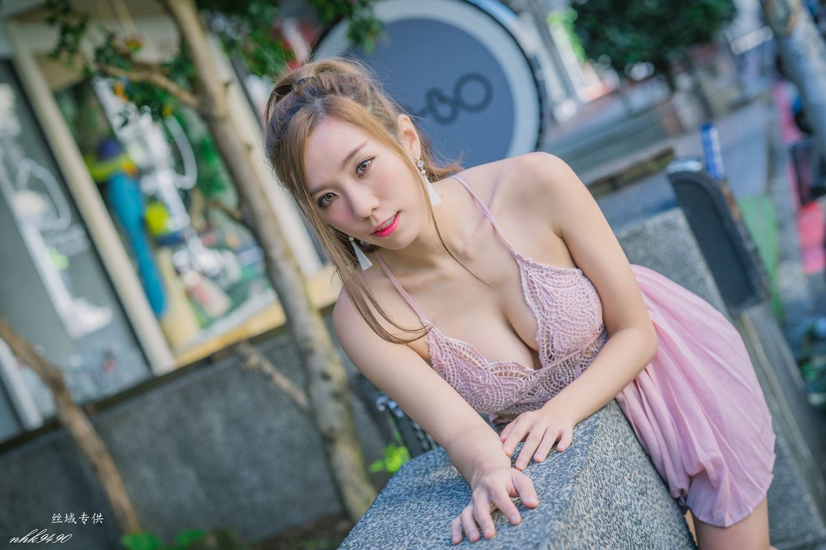 台湾性感美女张宇婷职场OL黑丝美腿蕾丝吊带长裙东区街拍