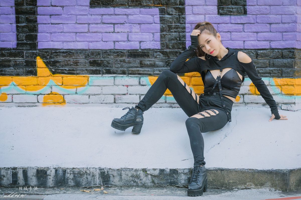 台湾性感美女张宇婷职场OL黑丝美腿蕾丝吊带长裙东区街拍