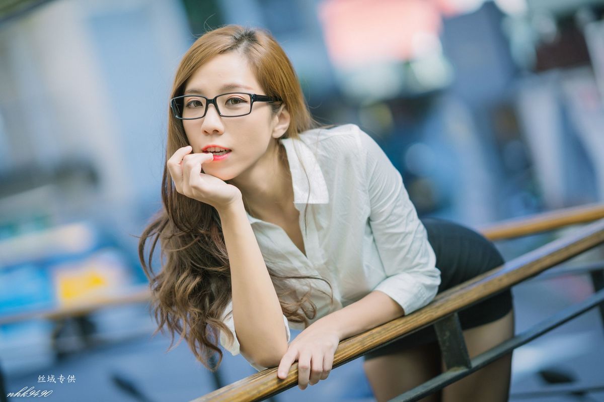 台湾性感美女张宇婷职场OL黑丝美腿蕾丝吊带长裙东区街拍