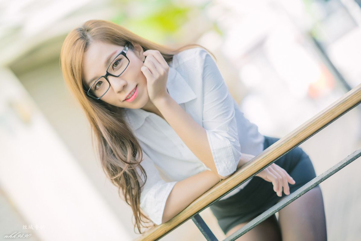 台湾性感美女张宇婷职场OL黑丝美腿蕾丝吊带长裙东区街拍