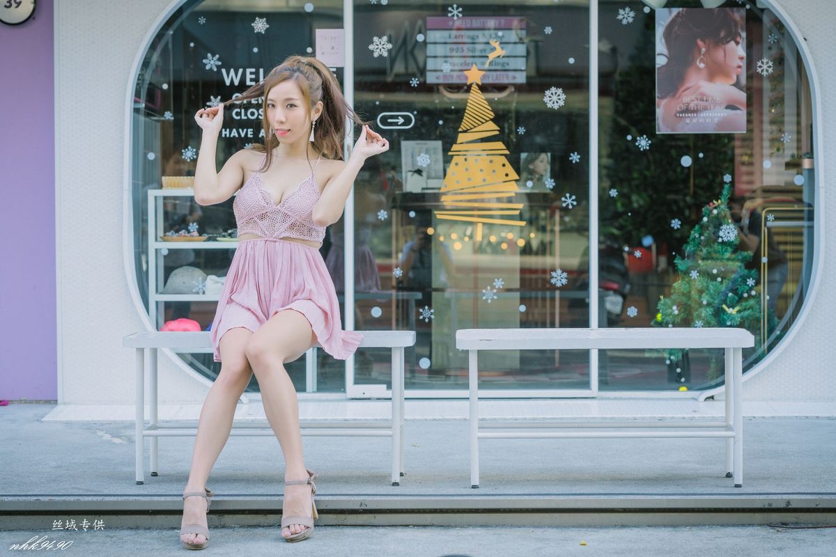 台湾性感美女张宇婷职场OL黑丝美腿蕾丝吊带长裙东区街拍