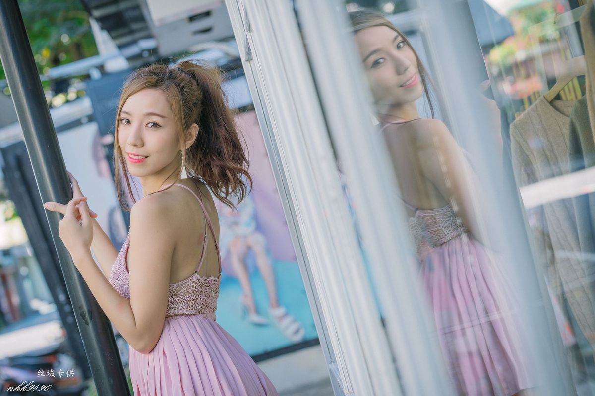 台湾性感美女张宇婷职场OL黑丝美腿蕾丝吊带长裙东区街拍