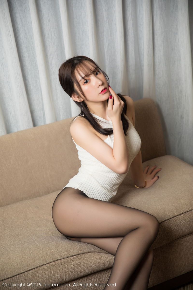 秀人网性感女神周于希Sandy黑丝美腿修长玉足翘臀诱惑写真