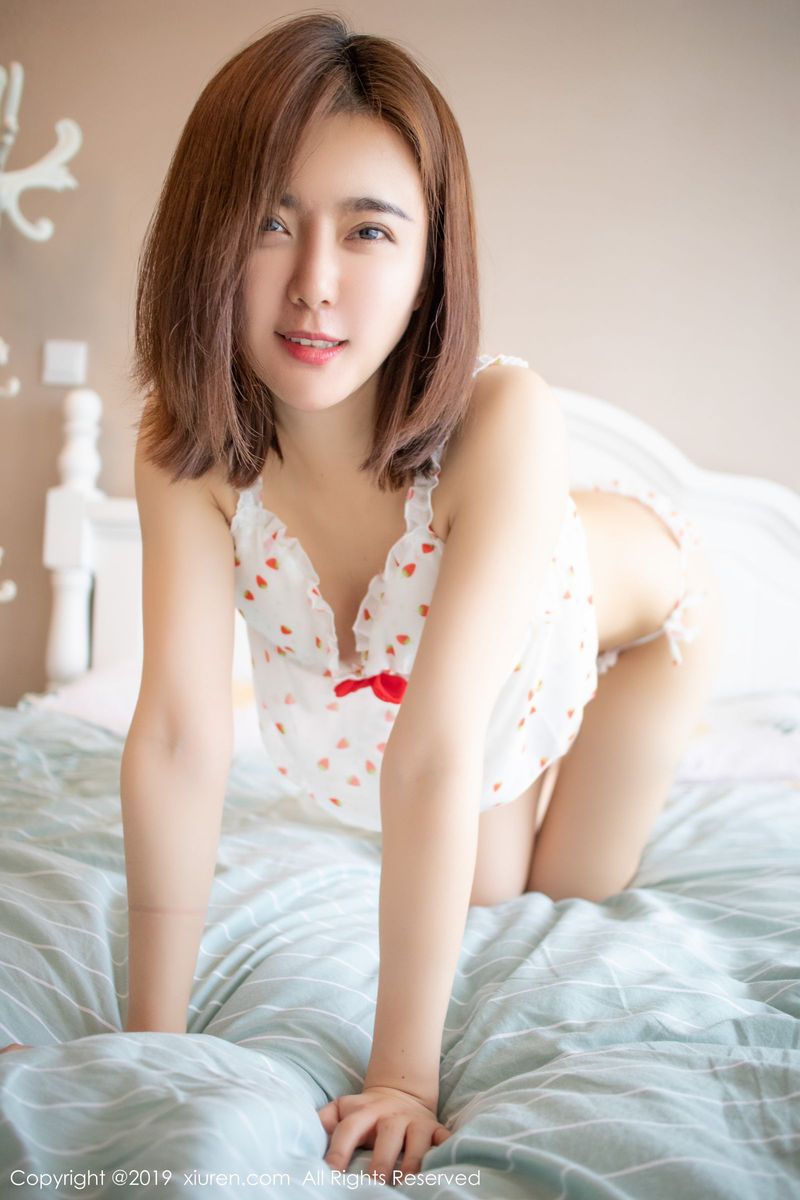 秀人网性感女神yomi悠蜜美胸翘臀俏皮内衣诱惑高清写真套图