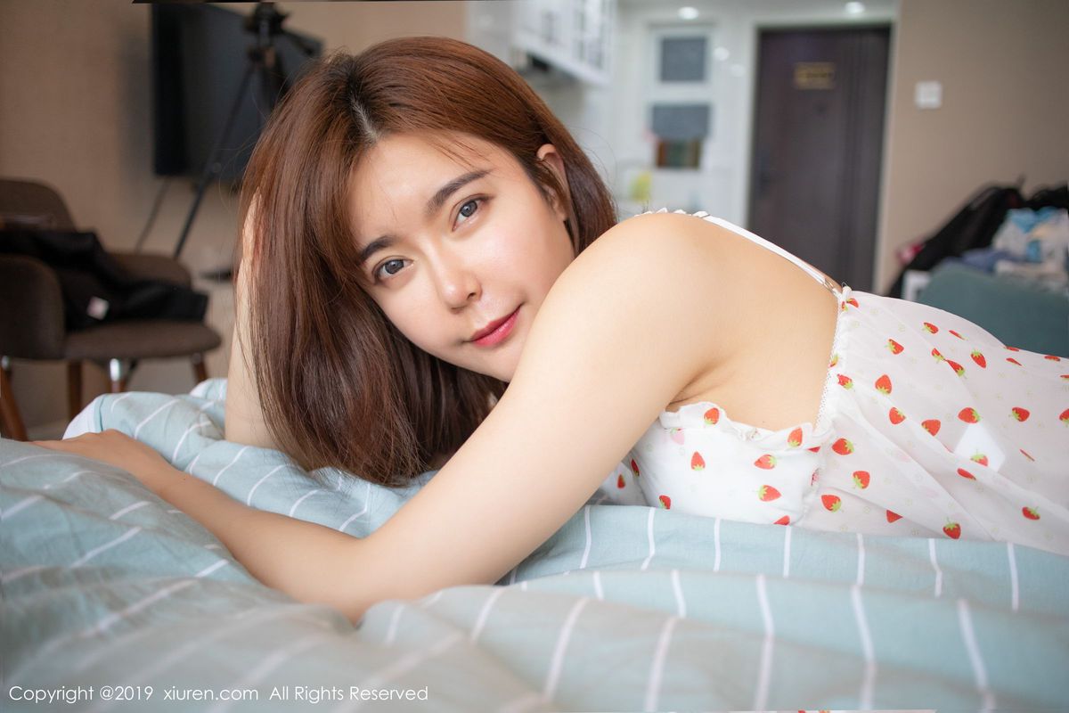 秀人网性感女神yomi悠蜜美胸翘臀俏皮内衣诱惑高清写真套图