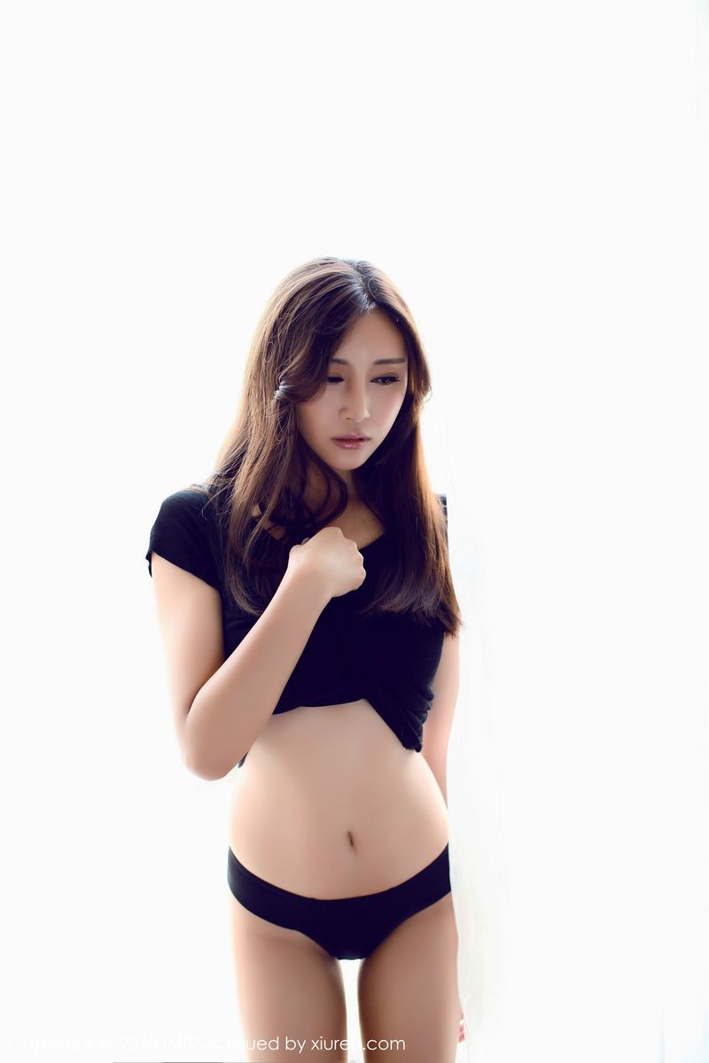 爱蜜社美女模特乐乐Mango室内比基尼美胸翘臀内衣诱惑写真