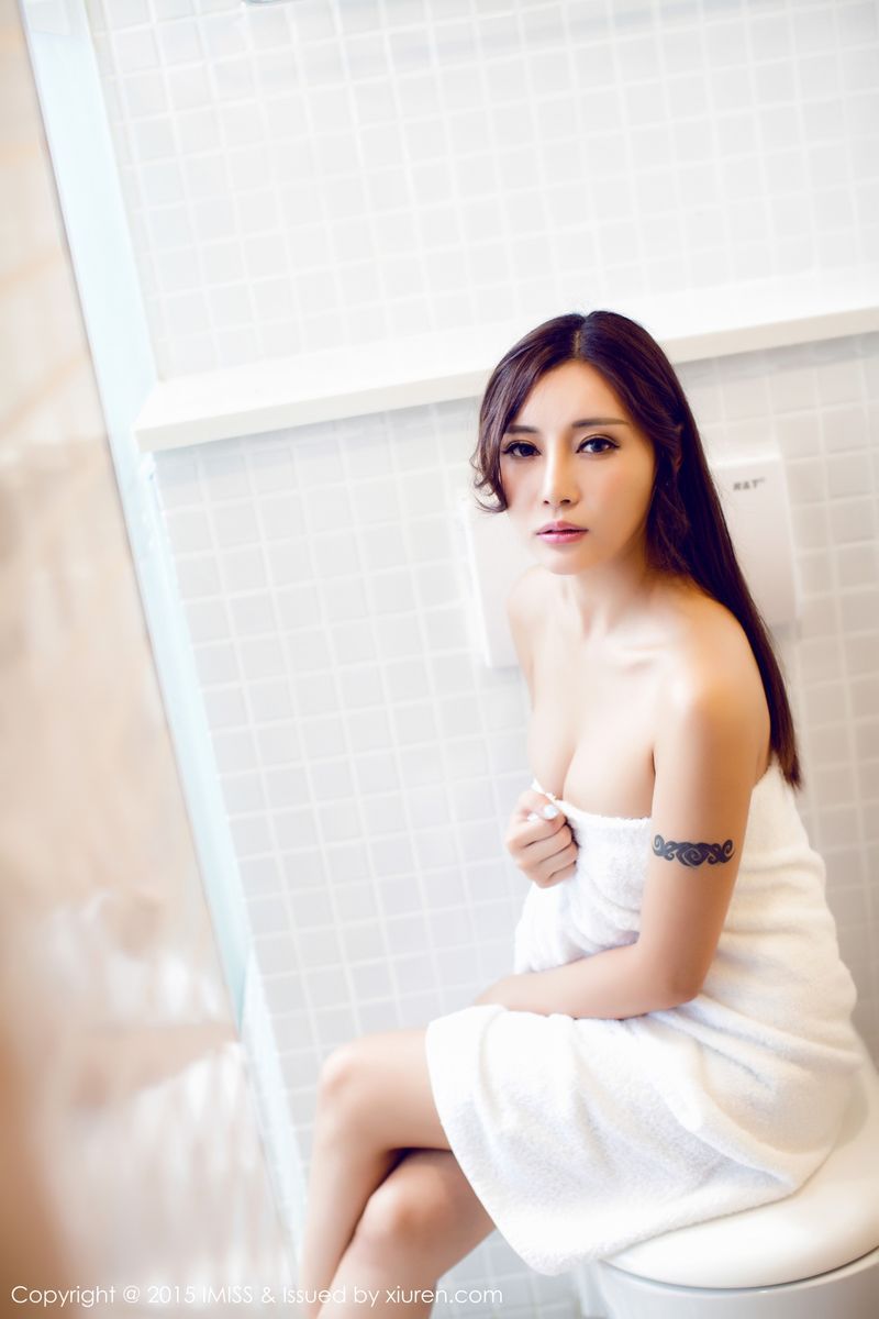 爱蜜社性感美女乐乐Mango浴巾裹身浴室内衣诱惑私房写真