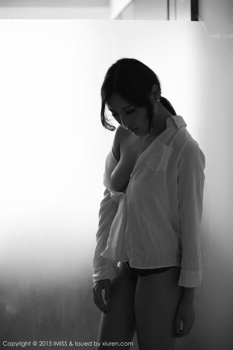 爱蜜社美女模特乐乐Mango白衬衣丝袜美腿系列私房性感写真