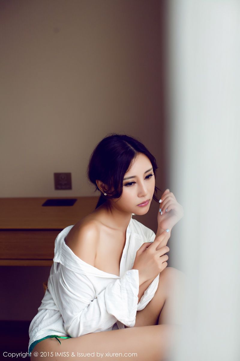 爱蜜社美女模特乐乐Mango白衬衣丝袜美腿系列私房性感写真