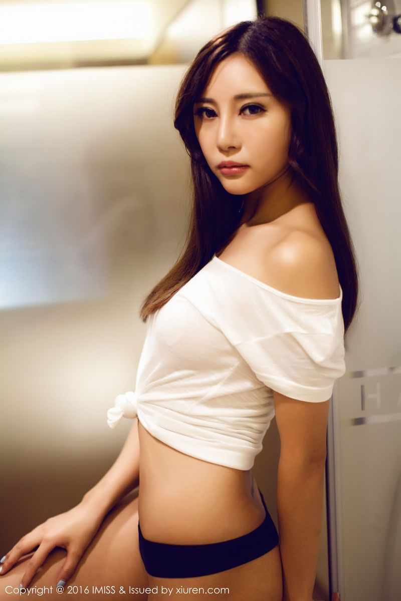 爱蜜社性感美女乐乐Mango黑丝美腿浴室湿身诱惑私房写真