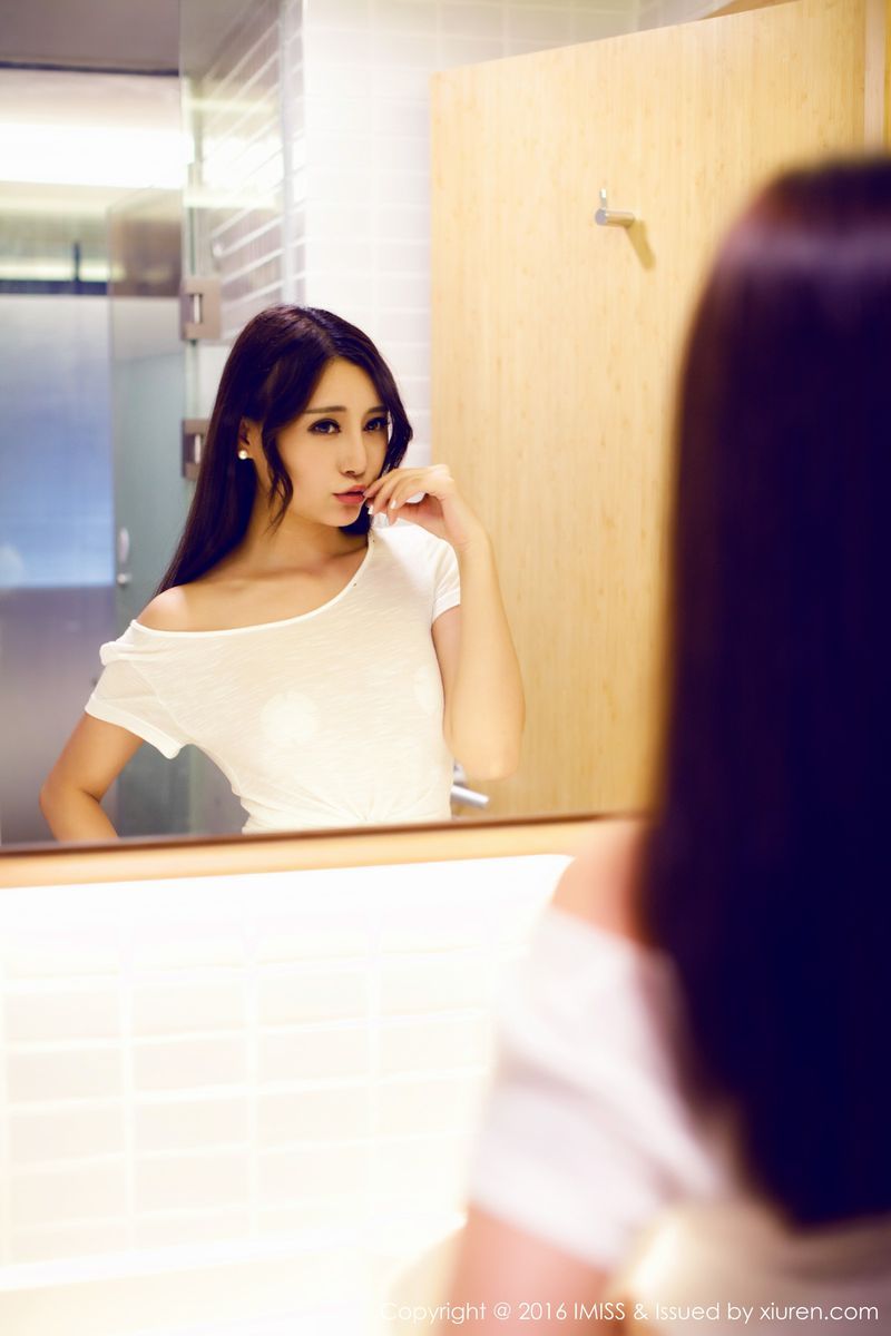 爱蜜社性感美女乐乐Mango黑丝美腿浴室湿身诱惑私房写真