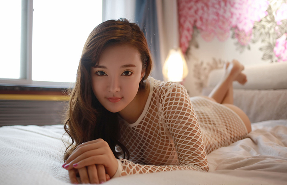 丰满翘臀模特佳佳呼之欲出的豪胸