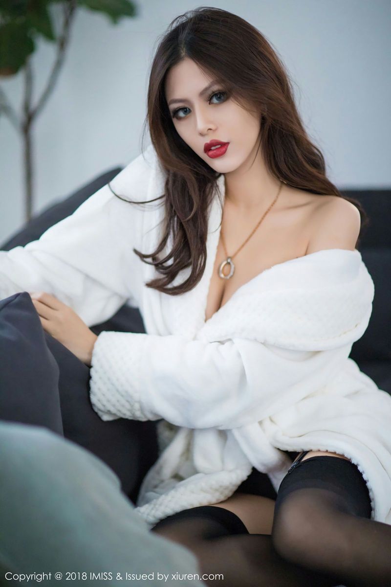 爱蜜社高挑混血美女若彤boomboom黑丝浴袍比基尼气质写真