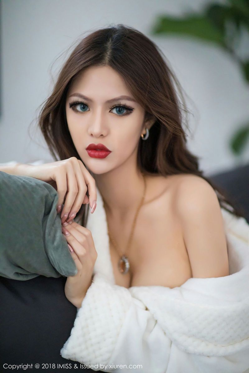 爱蜜社高挑混血美女若彤boomboom黑丝浴袍比基尼气质写真