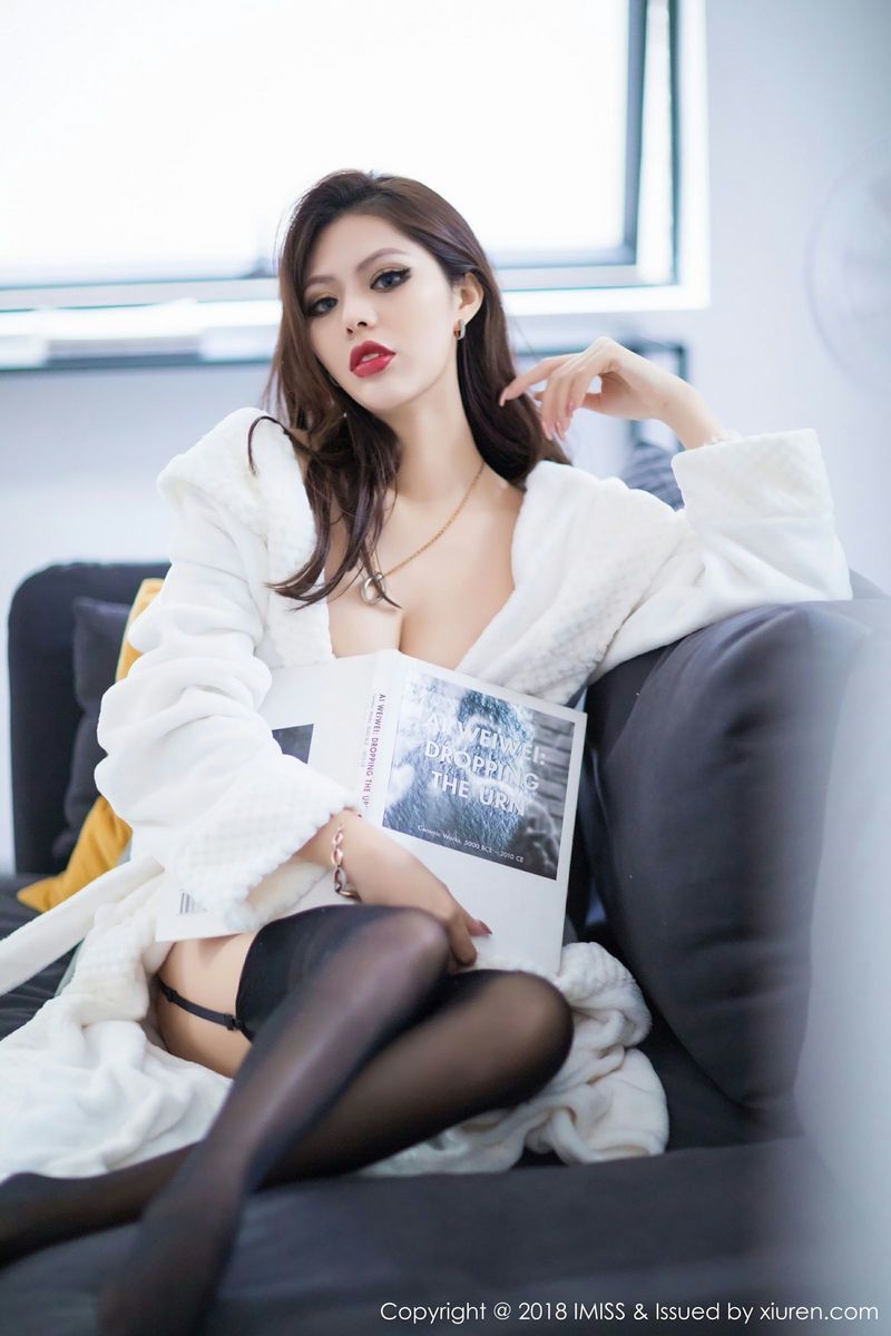 爱蜜社高挑混血美女若彤boomboom黑丝浴袍比基尼气质写真