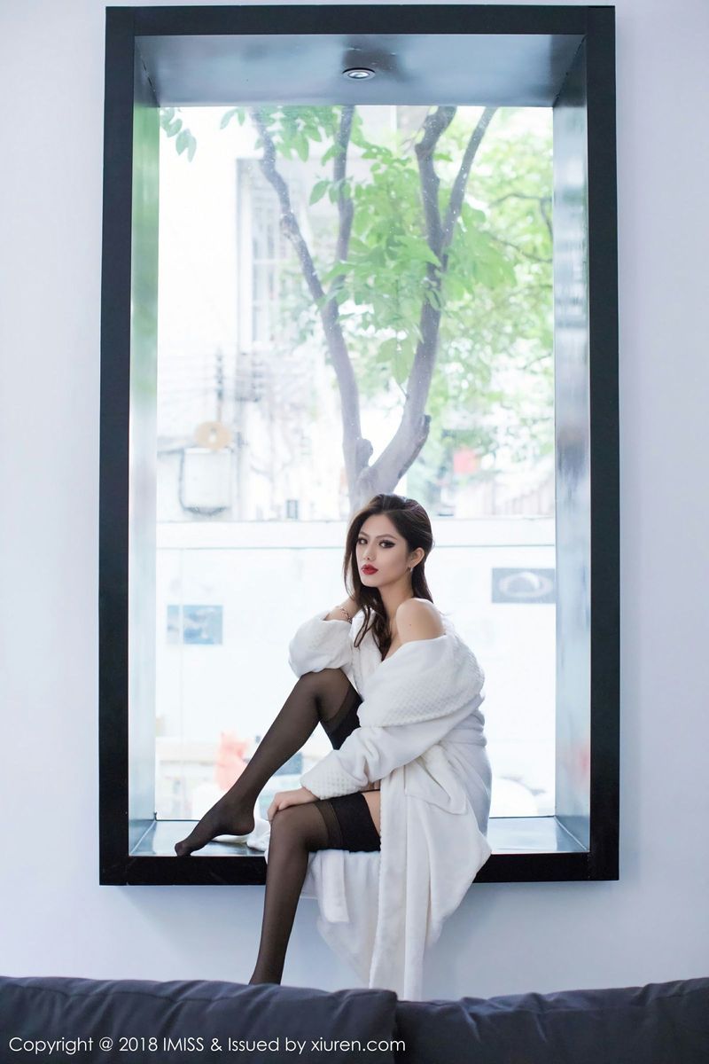 爱蜜社高挑混血美女若彤boomboom黑丝浴袍比基尼气质写真