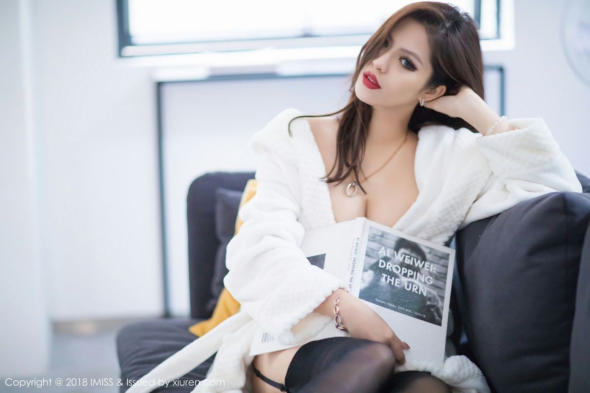 爱蜜社高挑混血美女若彤boomboom黑丝浴袍比基尼气质写真