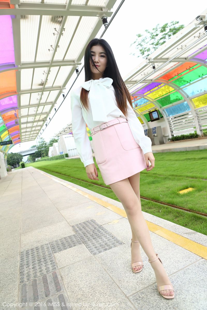 爱蜜社性感女神7Seven丝袜美腿系列车内拍摄第二套写真